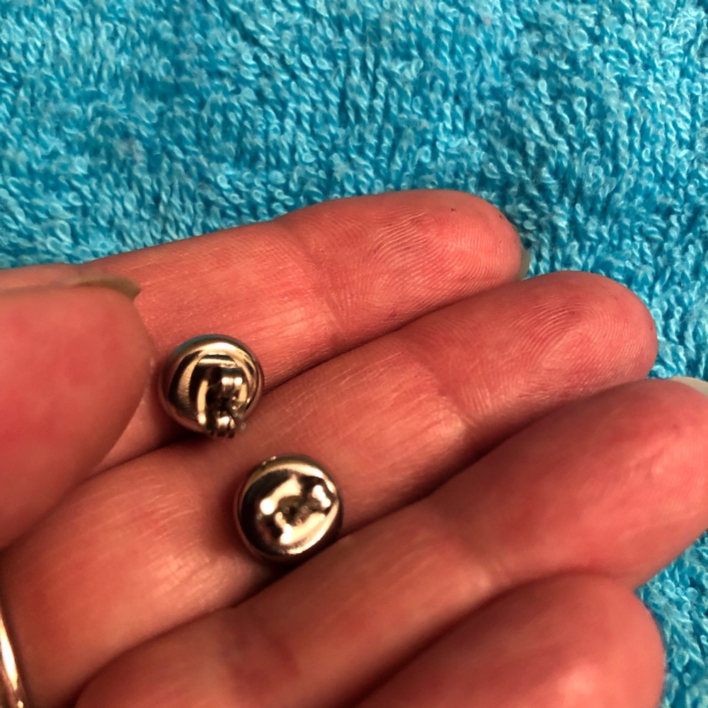 SUPER CUTE!! Vintage peace sign stud earrings🤩💕 - Picture 3 of 3